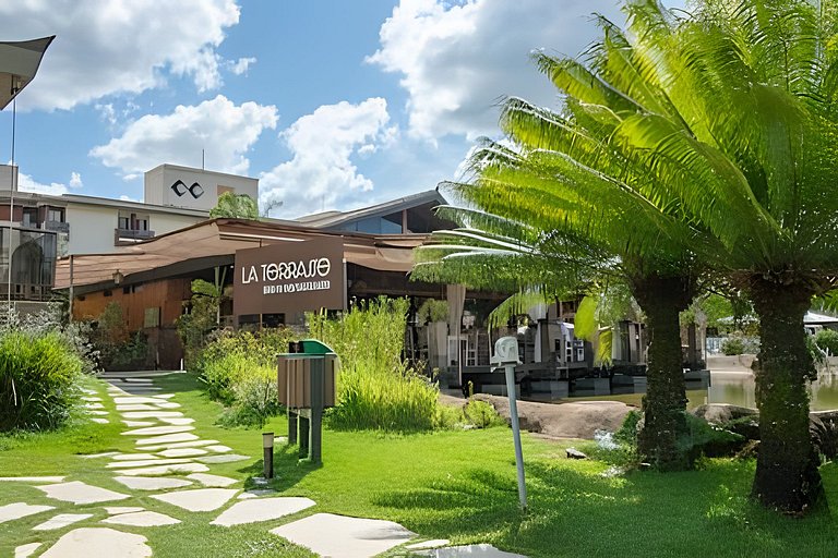 Apto completo no Life Resort, piscina, beira lago