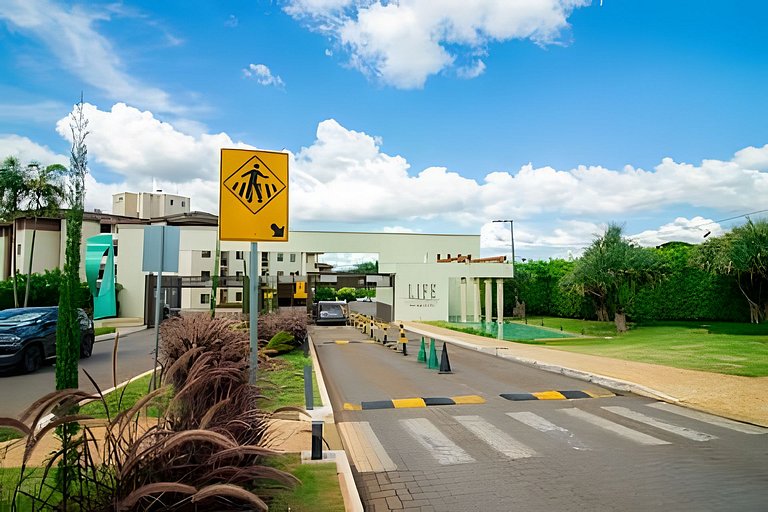 Apto completo no Life Resort, piscina, beira lago