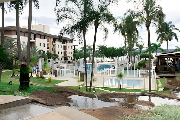 Apto completo no Life Resort, piscina, beira lago