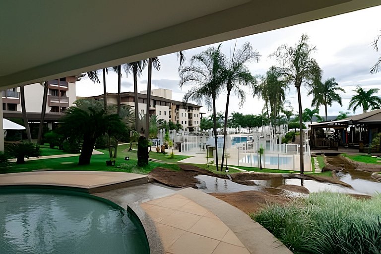 Apto completo no Life Resort, piscina, beira lago